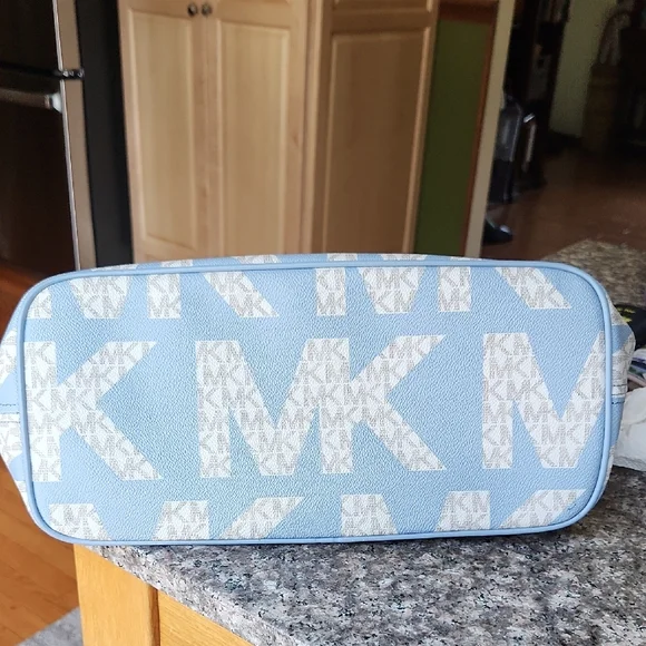 NWT Michael Kors Blue and Cream Signature JET SET Tote - Picture 8 of 11